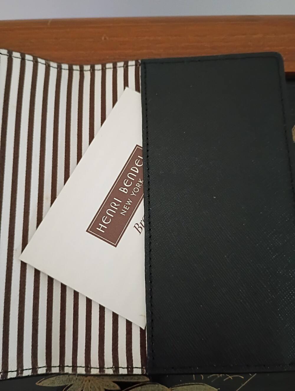 Henri Bendel West 57th Tropical Parrot Passport Cover Holder - Picture 5 of 5